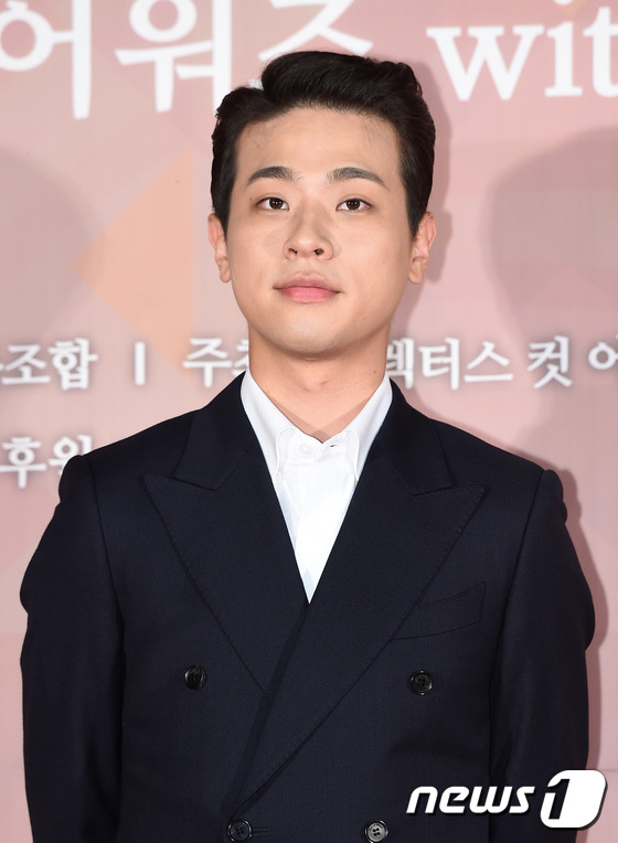 (제천=뉴스1스타) 고아라 기자 = 배우 박정민이 12일 오후 충청북도 제천시 청풍리조트 레이크호텔 가든테라스에서 열린 '2016 디렉터스 컷 어워즈'에 참석해 포즈를 취하고 있다 …