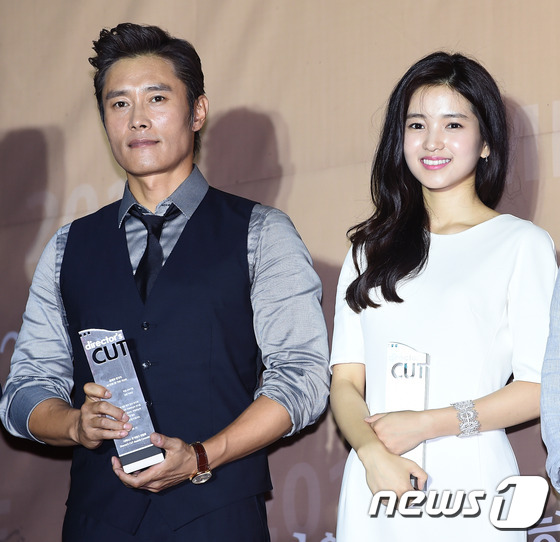 (제천=뉴스1스타) 고아라 기자 = 배우 이병헌, 김태리(오른쪽)가 12일 오후 충청북도 제천시 청풍리조트 레이크호텔 가든테라스에서 열린 '2016 디렉터스 컷 어워즈'에서 트로피 …