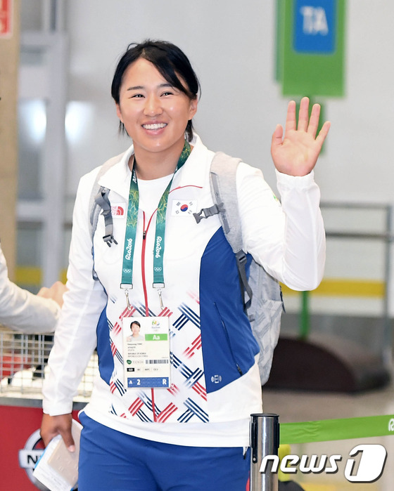 (리우=뉴스1) 이동원 기자 = 대한민국 골프 여자대표팀 양희영(27·PNS창호)이 12일(현지시간) 브라질 리우 갈레앙 국제공항을 통해 입국, 취재진을 향해 반갑게 손을 흔들고 …