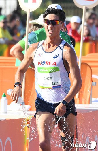 본문 이미지 - 12일(현지시간) 브라질 리우데자네이루 폰타우 비치 코스에서 열린 2016 리우하계 올림픽대회 남자 경보 20㎞에서 대한민국의 최병광이 힘차게 질주하고 있다. 2016.8.13/뉴스1 ⓒ News1 이동원 기자