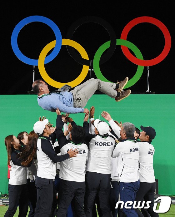 본문 이미지 - 정의선 대한양궁협회장이 2016 리우데자네이루 올림픽 때 양궁 대표팀 선수들과 코치진으로부터 헹가래를 받고 있다. 뉴스1 DB ⓒ News1 DB