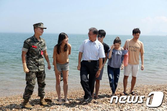 (인천=뉴스1) 박세연 기자 = 문재인 더불어민주당 전 대표가 13일 인천 백령도 콩돌해안을 방문해 시민들과 대화를 하고 있다. (문재인전대표측 제공) 2016.8.13/뉴스1