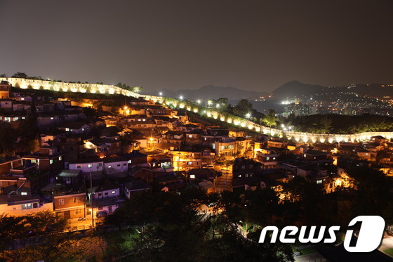 한양도성 장수마을과 낙산의 야경(서울시 제공)© News1