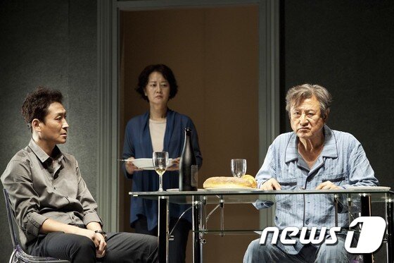 본문 이미지 - 연극'아버지' 공연 장면(사진=국립극단)