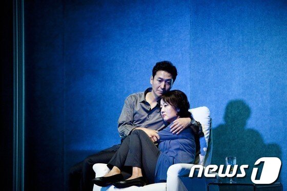 본문 이미지 - 연극'아버지' 공연 장면(사진=국립극단)