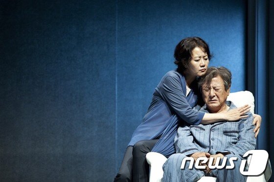 본문 이미지 - 연극'아버지' 공연 장면(사진=국립극단)