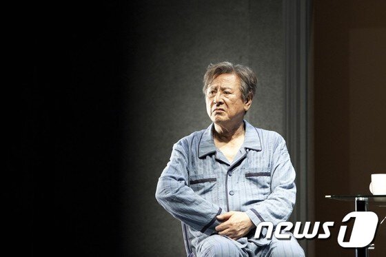 본문 이미지 - 연극'아버지' 공연 장면(사진=국립극단)