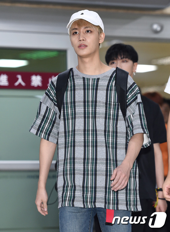 (김포공항=뉴스1스타) 고아라 기자 = NCT127 태일이 15일 오전 'SMTOWN LIVE'(에스엠타운 라이브) 콘서트를 마치고 김포국제공항을 통해 입국하고 있다.