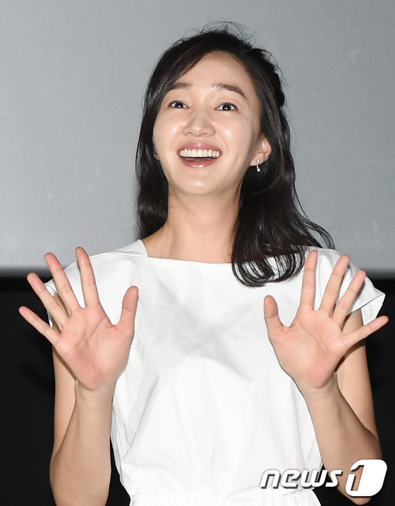 (인천=뉴스1스타) 권현진 기자 = 배우 수애가 광복절인 15일 오후 인천광역시 남동구 CGV 인천점에서 열린 영화 ‘국가대표2’ 무대 인사에 참석해  환호하는 팬들에게 손인사를 …