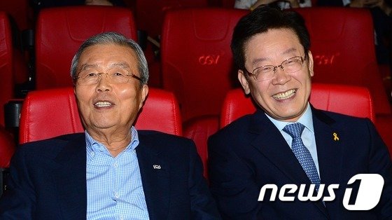 김종인 더불어민주당 비상대책위원회 대표와 이재명 성남시장이 광복절인 15일 오후 서울 영등포의 한 영화관에서 영화 &#39;덕혜옹주&#39;를 관람하기 앞서 대화를 나누고 있다.  2016.8.15/뉴스1 ⓒ News1 박지혜 기자