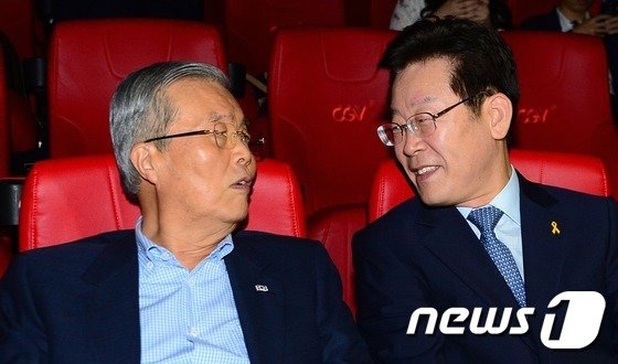 본문 이미지 - 김종인 더불어민주당 비상대책위원회 대표와 이재명 성남시장이 광복절인 15일 오후 서울 영등포의 한 영화관에서 영화 '덕혜옹주'를 관람하기 앞서 대화를 나누고 있다. 2016.8.15/뉴스1 ⓒ News1 박지혜 기자