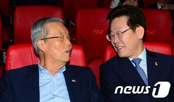 김종인 더불어민주당 비상대책위원회 대표와 이재명 성남시장이 광복절인 15일 오후 서울 영등포의 한 영화관에서 영화 &#39;덕혜옹주&#39;를 관람하기 앞서 대화를 나누고 있다. 2016.8.15/뉴스1 ⓒ News1 박지혜 기자