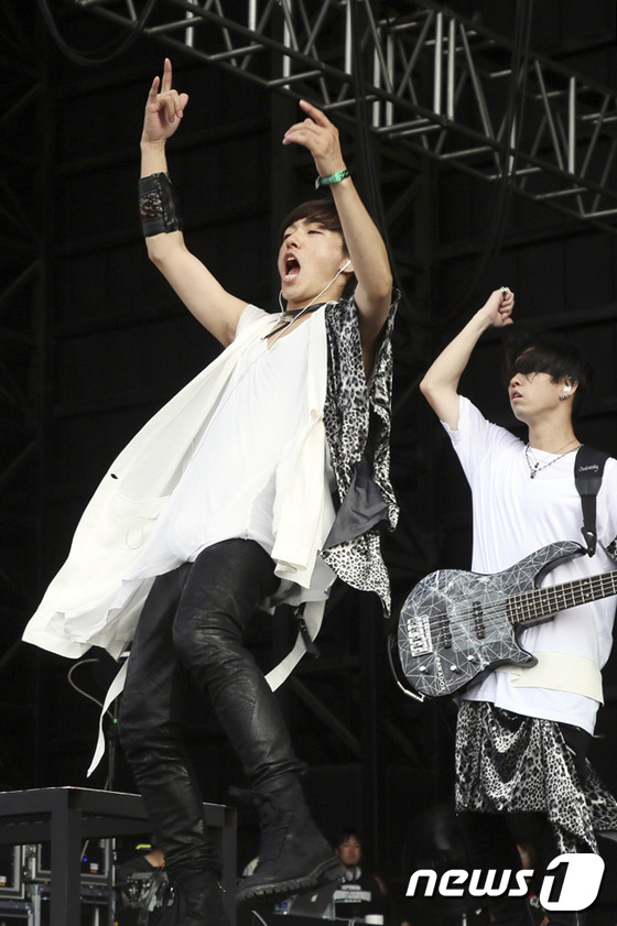 (서울=뉴스1) = 지난 14일 오후 인천 송도 달빛축제공원에서 열린 ‘인천 펜타포트 락 페스티벌’에서 '사무라이 하트(Some Like It Hot!!)'로 유명한 일본의 4인조 …