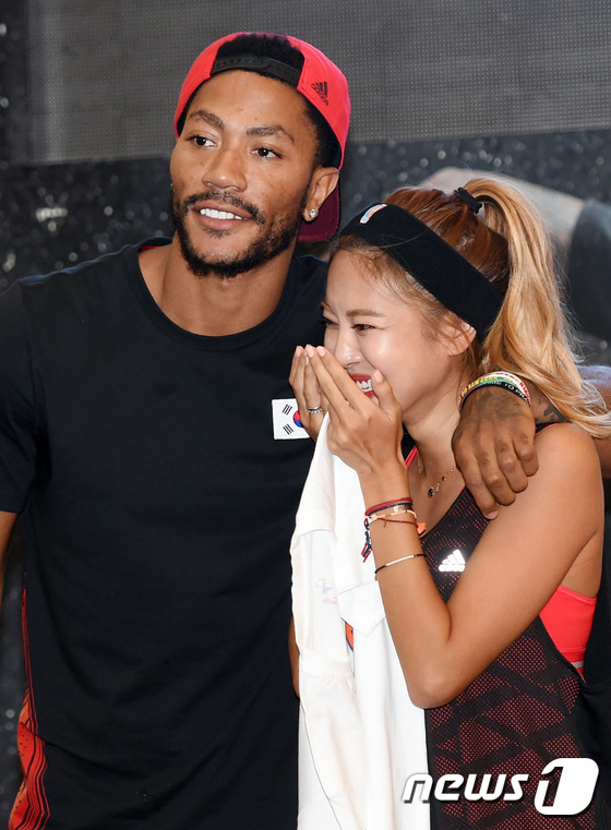 (서울=뉴스1스타) 권현진 기자 = NBA 슈퍼스타 데릭로즈(왼쪽)가 15일 오후 서울 잠실 롯데월드몰에서 열린 아디다스 데릭로즈 방한 기념 행사에 참석해 NS 윤지와 기념 촬영을 …