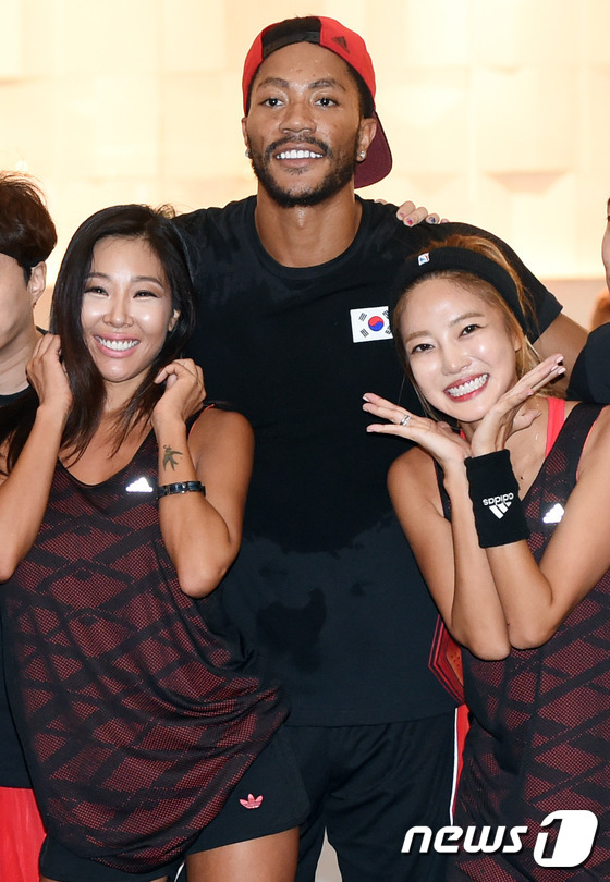 (서울=뉴스1스타) 권현진 기자 = NS 윤지, NBA 슈퍼스타 데릭로즈, 제시(왼쪽부터)가 15일 오후 서울 잠실 롯데월드몰에서 열린 아디다스 데릭로즈 방한 기념 행사에 참석해 …