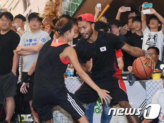(서울=뉴스1스타) 권현진 기자 = NS 윤지(왼쪽)가 15일 오후 서울 잠실 롯데월드몰에서 열린 아디다스 데릭로즈 방한 기념 행사에 참석해 데릭로즈와 함께 농구 경기를 하고 있다 …