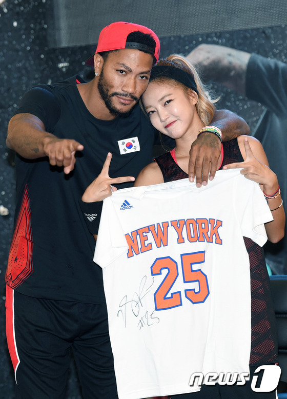 (서울=뉴스1스타) 권현진 기자 = NS 윤지(오른쪽)가 15일 오후 서울 잠실 롯데월드몰에서 열린 아디다스 데릭로즈 방한 기념 행사에 참석해 NBA 슈퍼스타 데릭 로즈에게 사인을 …