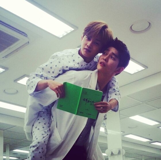 본문 이미지 - 배우 김민석, 윤균상이 '닥터스' 촬영 중 사진을 남겼다. ⓒ News1star / 김민석 인스타그램