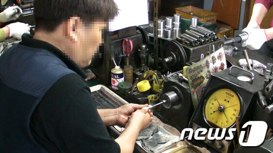 본문 이미지 - 짝퉁선박엔진 제조 과정. (남해해경 제공) 2016.8.16/뉴스1 ⓒ News1