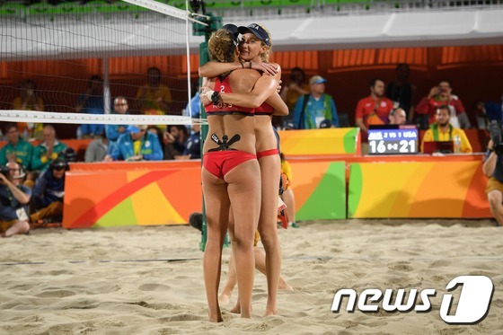 (리우데자네이루 AFP=뉴스1) 우동명 기자 = 미국의 에이프릴 로스가 15일(현지시간)  리우데자네이루  코파카바나 해변 비치발리볼 아레나에서  열린  리우 올림픽 비치발리볼 준 …