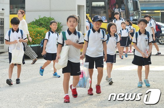 (서울=뉴스1) 민경석 기자 = 18일 오전 서울 용산구 신광초등학교에서 개학을 맞은 어린이들이 친구들과 함께 등교하고 있다. 2016.8.18/뉴스1