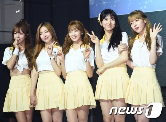 본문 이미지 - 아이비아이(I.B.I)가 18일 오후 서울 예스24 무브홀에서 열린 데뷔 쇼케이스에서 매력만점 포즈를 취하고 있다. ⓒ News1star/ 고아라 기자