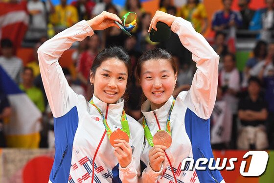 본문 이미지 - 18일(현지시간)브라질 리우 센트루 파빌리온4에서 열린 2016 리우올림픽 배드민턴 여자복식 시상식에서 대한민국 정경은-신승찬이 동메달을 목에 걸고 환하게 미소짓고 있다. 2016.8.18/뉴스1 ⓒ News1 이동원 기자