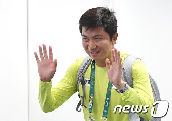 본문 이미지 - 한국인 두 번째로 국제올림픽위워회&#40;IOC&#41;의 선수위원에 선출된 2004 아테네 올림픽 탁구 금메달리스트 유승민이 기자회견을 하기 위해 18일&#40;현지시간&#41; 브라질 리우데자네이루 메인프레스센터&#40;MPC&#41;로 들어서며 손 인사를 하고 있다. 2016.8.19/뉴스1 ⓒ News1 이광호 기자