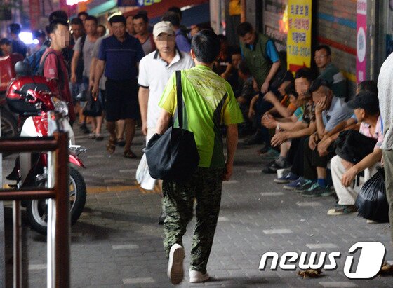 본문 이미지 - 연일 폭염이 계속되는 19일 오전 서울 남구로역 인력시장이 일자리를 구하는 일용직 근로자들로 붐비고 있다. ⓒNews1 허예슬 인턴기자.