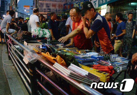 본문 이미지 - 연일 폭염이 계속되는 19일 오전 서울 남구로역 인력시장에서 일자리를 구하는 한 일용직 근로자가 필요한 공구를 고르고 있다..ⓒNews1 최현규 기자.