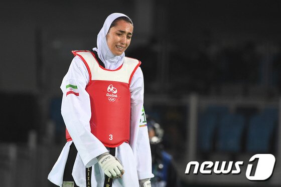 본문 이미지 -  2016 리우하계올림픽 태권도 여자 57kg급에 출전했던 이란의 키미아 알리자데 제누린.2016.8.19/뉴스1 DBⓒ News1 이광호 기자