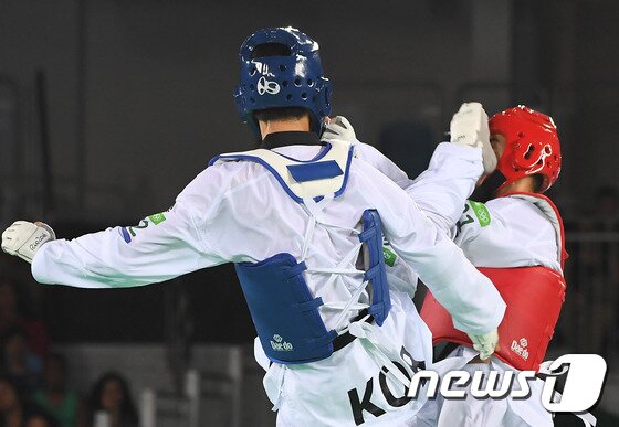 본문 이미지 - 태권도 이대훈이 18일(현지시간) 브라질 리우데자네이루 올림픽파크 카리오카 아레나3에서 열린 2016리우하계올림픽 남자 68kg급 동메달 결정전에서 벨기에의 자우드 아찹에 발차기 공격을 하고 있다. 이대훈은 이 경기에서 11대 7로 승리하며 동메달을 획득했다.2016.8.19/뉴스1 ⓒ News1 이광호 기자