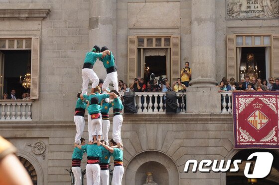 본문 이미지 - 카스텔은 꼭대기 위에 위치한 사람과 바르셀로나 시청 2층 발코니에 있는 시장과 포옹을 해야 끝이난다.(사진제공=flickr/marimbajlamesa)ⓒ News1