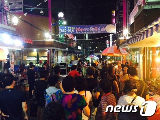 본문 이미지 - 부산 초량전통시장 야시장. ⓒ News1