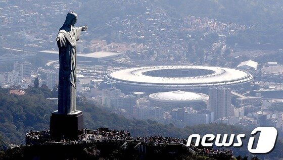 본문 이미지 - 리우의 상징인 대형 예수상과 올림픽 개막식이 열리는 마라카낭 주경기장의 모습 2016.8.2/뉴스1 ⓒ News1 황기선 기자