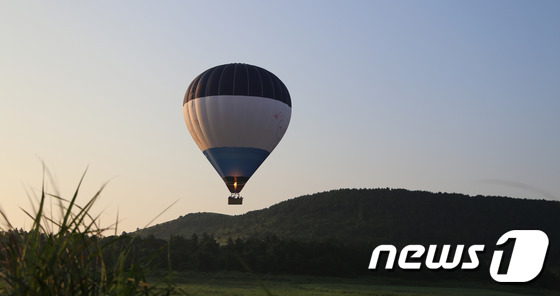 (제주=뉴스1) 이석형 기자 = 2일 제주패스와 ㈜오름열기구투어 관계자들이 열기구에 탑승해 제주시 구좌읍 상공에서 시험비행을 하고 있다. 이 열기구는 16인승으로 이르면 다음 주 …