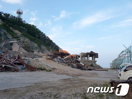 (고성=뉴스1) 엄용주 기자 = 2일 강원도 인제와 고성을 연결하는 미시령 휴게소가 철거되고 있다. 이번 작업은 백두대간 복원사업 일환으로 7월 초 시작해 9월 중순 완료예정이다. …