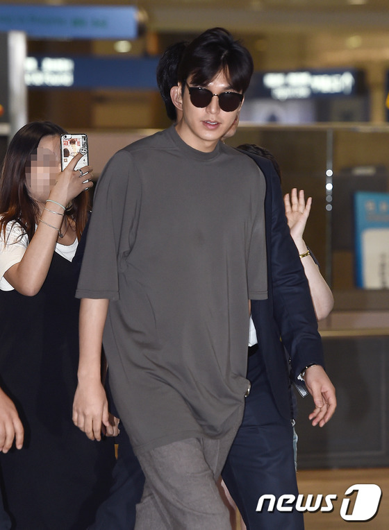 (인천공항=뉴스1스타) 고아라 기자 = 배우 이민호가 2일 오후 'KCON 2016 LA'를 마치고 인천국제공항을 통해 입국하며 팬들을 바라보고 있다.