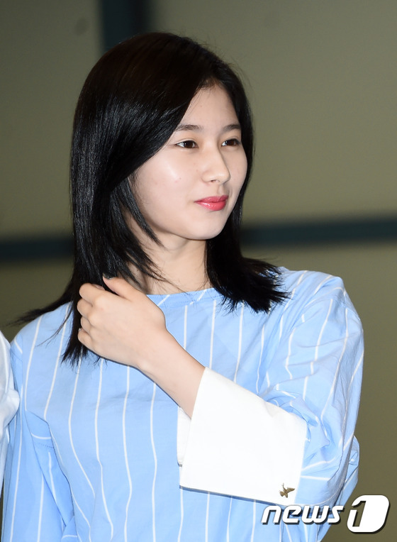 (인천공항=뉴스1스타) 고아라 기자 = 트와이스 사나가 2일 오후 'KCON 2016 LA'를 마치고 인천국제공항을 통해 입국해 머리카락을 정리하고 있다.