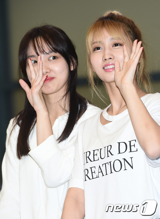 (인천공항=뉴스1스타) 고아라 기자 = 트와이스 나연, 모모(오른쪽)가 2일 오후 'KCON 2016 LA'를 마치고 인천국제공항을 통해 입국해 팬들에게 손을 흔들며 인사하고 있다 …