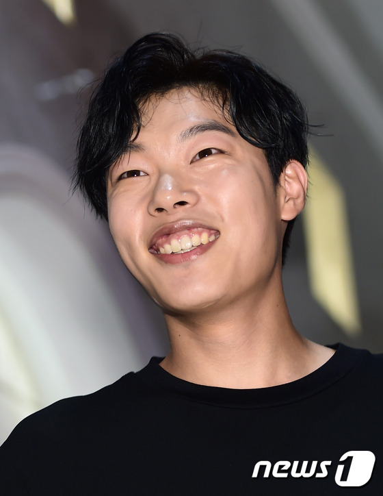 (서울=뉴스1스타) 권현진 기자 = 배우 류준열이 2일 오후 서울 롯데시네마 월드타워점에서 열린 영화 ‘덕혜옹주’(감독 허진호) VIP 시사회에 참석해 미소를 짓고 있다.