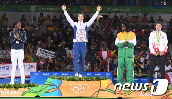 (리우=뉴스1) 이동원 기자 = 태권도 오혜리가 19일(현지시간) 브라질 리우데자네이루 올림픽파크 카리오카 경기장에서 열린 2016리우하계올림픽 67kg급 시상식에서 시상대 가장 …