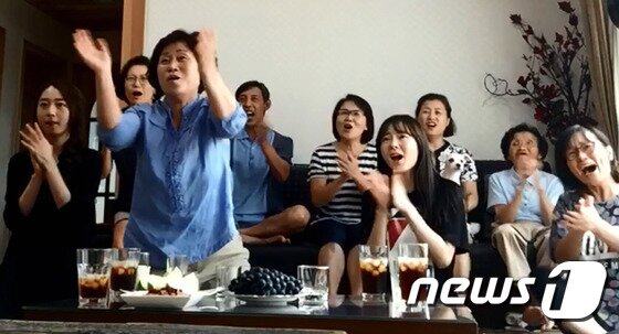 본문 이미지 - 20일 브라질 리우 올림픽 태권도 여자 67㎏급에서 금메달을 딴 오혜리 선수의 가족과 친척들이 집에서 TV를 통해 오 선수의 경기를 지켜보며 응원하고 있다. (오혜리 가족 측 제공) 2016.8.20/뉴스1 ⓒ News1 서근영 기자