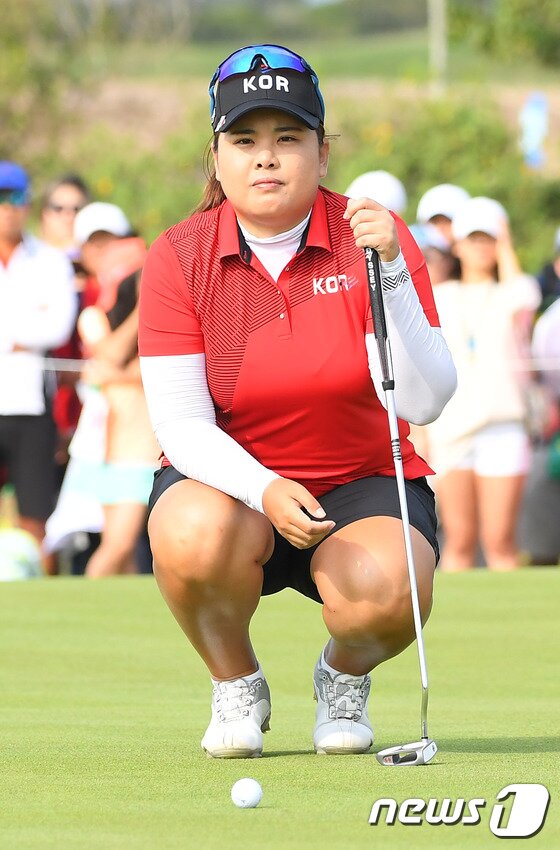 본문 이미지 - 골프 한국 대표팀 박인비가 20일(현지시간) 브라질 리우데자네이루 올림픽 골프 코스에서 열린 2016리우하계올림픽 여자 골프 4라운드 1번홀에서 퍼팅라인을 살피고 있다.2016.8.20/뉴스1 ⓒ News1 이광호 기자