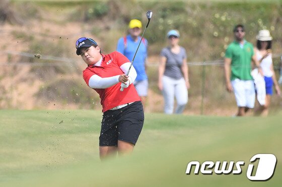 본문 이미지 - 골프 대표팀 박인비가 20일(현지시간) 브라질 리우데자네이루 올림픽 골프 코스에서 열린 2016리우하계올림픽 여자 골프 4라운드 9번홀에서 어프로치샷을 하고 있다.2016.8.20/뉴스1 ⓒ News1 이광호 기자