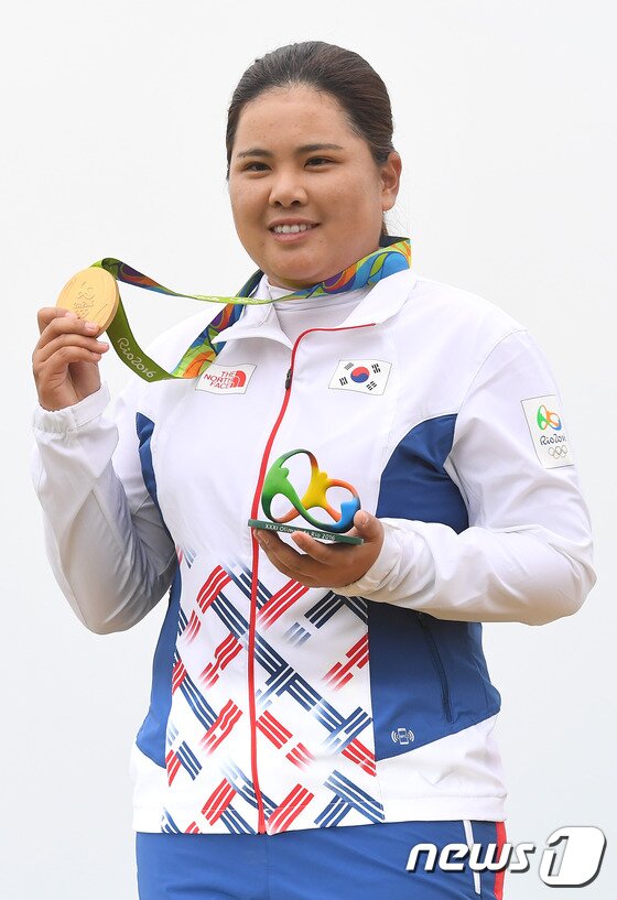 본문 이미지 - 골프 대표팀 박인비가 20일(현지시간) 브라질 리우데자네이루 올림픽 골프 코스에서 열린 2016리우하계올림픽 여자 골프에서 최종합계 16언더파 268타를 기록하며 금메달을 획득했다. 박인비가 시상식에서 금메달을 들어보이고 있다.2016.8.21/뉴스1 ⓒ News1 이광호 기자