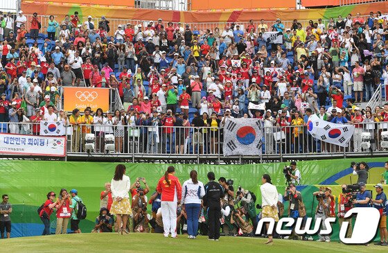 본문 이미지 - 골프 대표팀 박인비가 20일(현지시간) 브라질 리우데자네이루 올림픽 골프 코스에서 열린 2016리우하계올림픽 여자 골프에서 최종합계 16언더파 268타를 기록하며 금메달을 획득했다. 시상식에서 많은 관중들이 박인비를 비롯한 메달리스트들에게 환호하고 있다.2016.8.21/뉴스1 ⓒ News1 이광호 기자