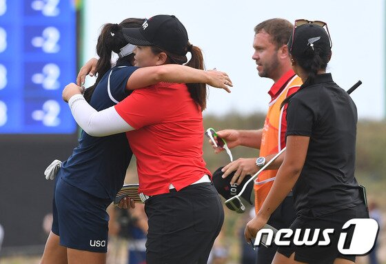 본문 이미지 - 골프 대표팀 박인비가 20일(현지시간) 브라질 리우데자네이루 올림픽 골프 코스에서 열린 2016리우하계올림픽 여자 골프 4라운드 18번홀에서 최종합계 16언더파 268타를 기록하며 금메달을 확정지은뒤 선수들과 포옹하고 있다.2016.8.21/뉴스1 ⓒ News1 이광호 기자