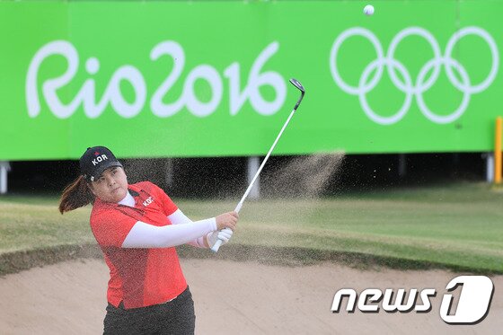 본문 이미지 - 골프 대표팀 박인비가 20일(현지시간) 브라질 리우데자네이루 올림픽 골프 코스에서 열린 2016리우하계올림픽 여자 골프 4라운드 18번홀에서 벙커샷을 하고 있다. 박인비는 최종합계 16언더파 268타를 기록하며 금메달을 획득했다.2016.8.21/뉴스1 ⓒ News1 이광호 기자