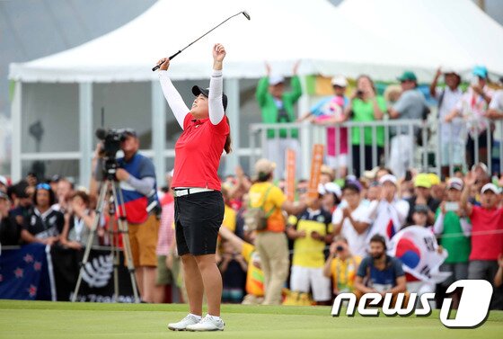 본문 이미지 - 골프 대표팀 박인비가 20일(현지시간) 브라질 리우데자네이루 올림픽 골프 코스에서 열린 2016리우하계올림픽 여자 골프 4라운드 18번홀에서 최종합계 16언더파 268타를 기록하며 금메달을 확정지으며 환호하고 있다.(대한체육회 제공)2016.8.21/뉴스1